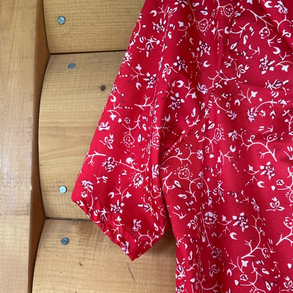 Petite floral print short sleeve blouse. Unbranded Red white Plus Size 1X -2X - Picture 3 of 5